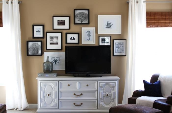bej renk oturma odası için duvar boyası tv duvar siyah beyaz resim çerçeveleri beyaz perdeler