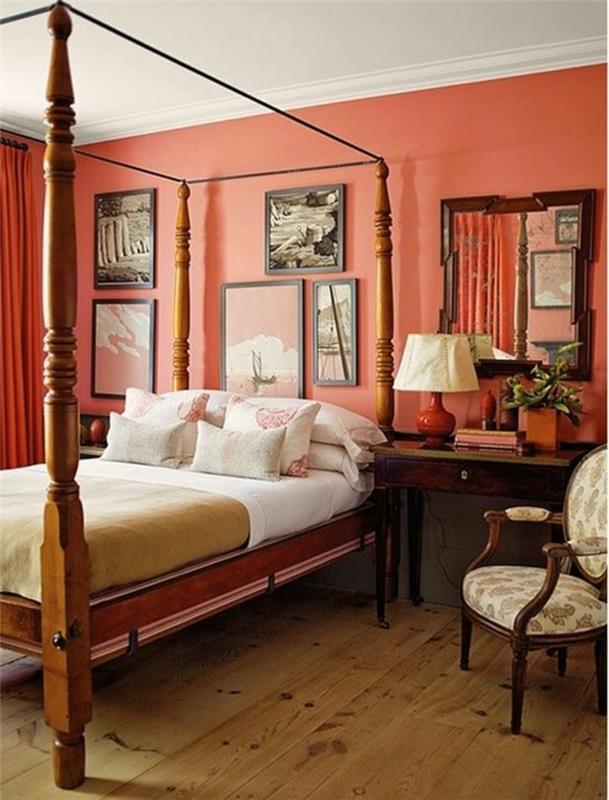 stena v barvi lososa, postelja z baldahinom, starinski stol, starinska miza, senčnik
