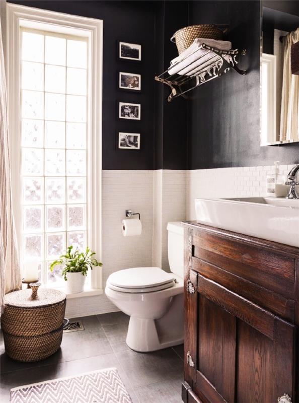 mažas elegantiško stiliaus vonios kambarys su tamsiais dažais ir baltomis plytelėmis, neapdorotų medinių baldų idėja