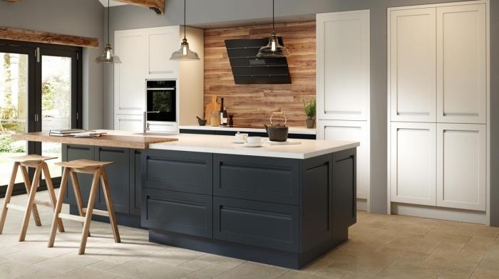 sodobno notranjo opremo v kuhinji s svetlo sivimi stenami z belim lesenim pohištvom in lesenim stenskim delom