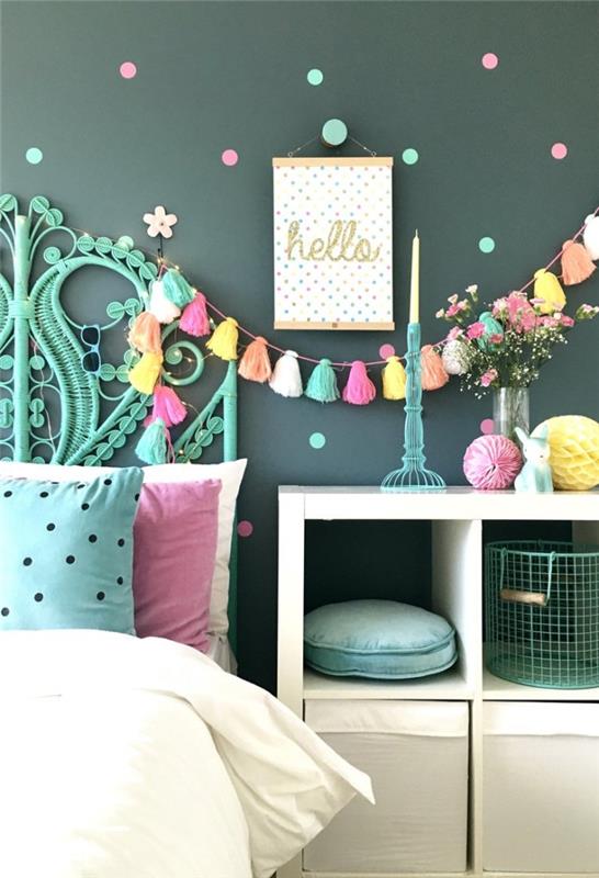 ponpon çelenk ve renkli kağıt halkalarla bir oda nasıl dekore edilir