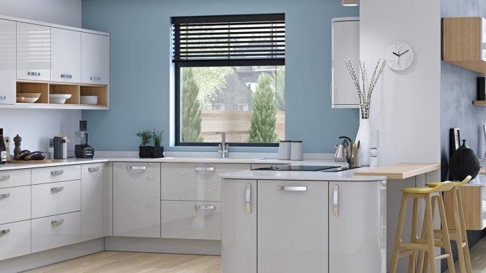 pastel renk boya ile mutfak duvar kaplaması, beyaz ve ahşap mobilyalarla modern mutfak düzeni