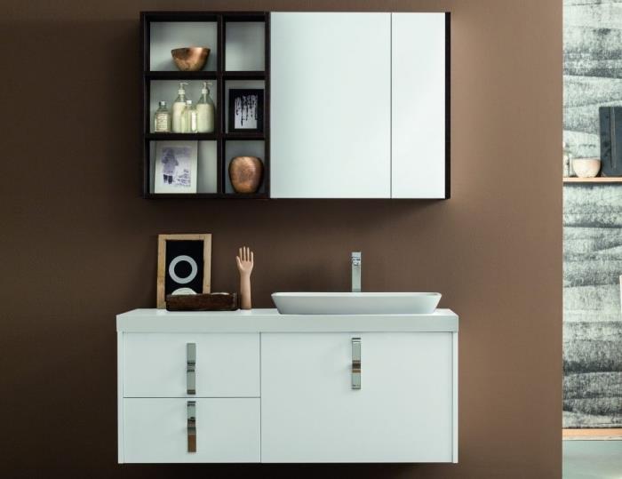 kopalniški dekor z rjavimi stenami s sodobnim belim in črnim pohištvom, kopalniški dodatki iz kovinske obdelave iz bakra