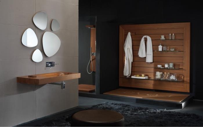 medinių vonios baldų idėjos, kaip įrengti erdvų vonios kambarį su dušo kabina su juodomis sienomis