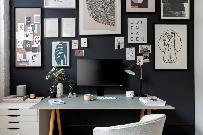 bir ev ofisi için ne boya, gri ve ahşap ikea İskandinav masası ile koyu duvarlı modern yatak odası dekorasyonu