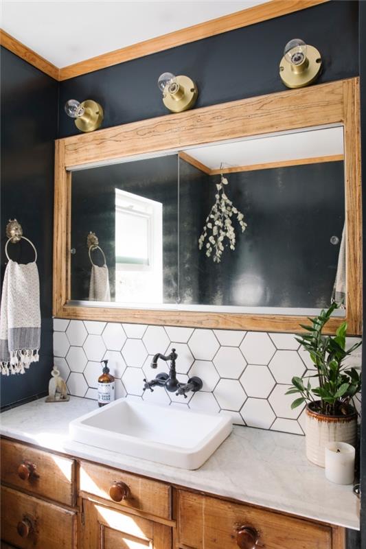 maža vonios kambario apdaila su juodomis sienomis su baltomis lubomis ir mediniais akcentais, idėja maža balta kriauklė