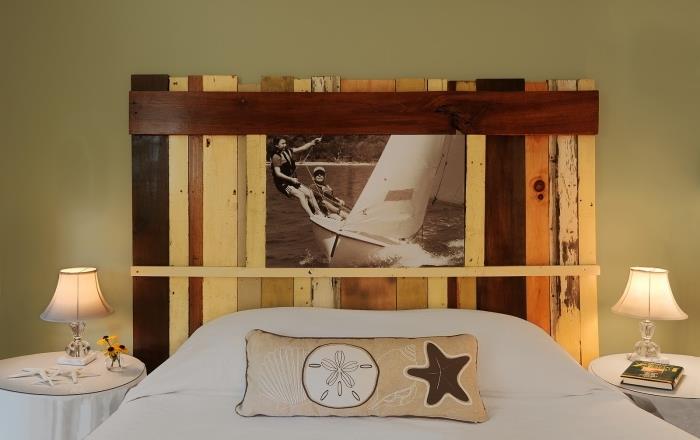 bir yatak odası için ne boya, ahşap mobilyalı yeşil yatak odası dekoru, kendin yap orijinal başlık fikri