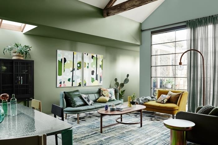 renk trendi 2020 yeşil tonları, koyu ahşap ve sarı desenli yeşil duvarlara sahip çağdaş oturma odası tasarımı