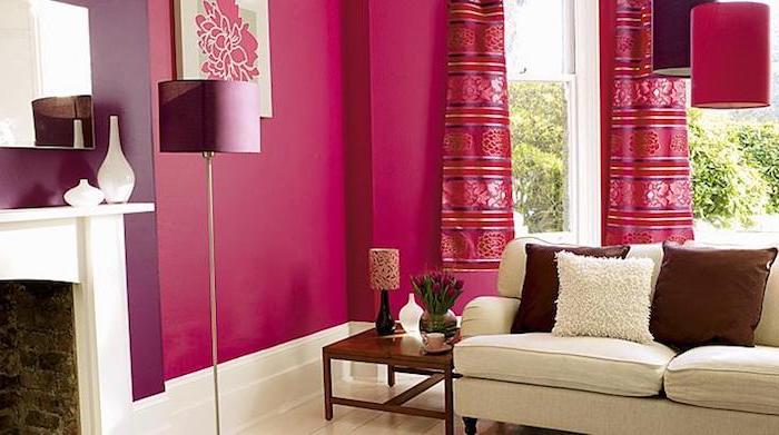 notranja dekoracija, velika okna na vrt, bež kavč z rjavimi blazinami, vijolična talna svetilka
