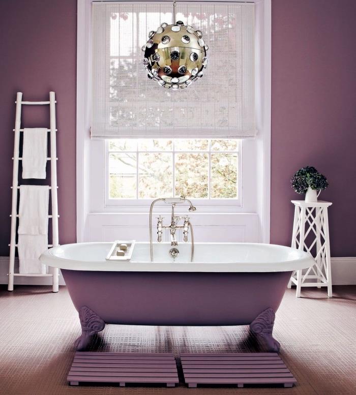 preobrazba bele kopalnice z dekoracijo v trendovski vijolični barvi 2018, model obesne svetilke v zlati in srebrni kovinski izvedbi