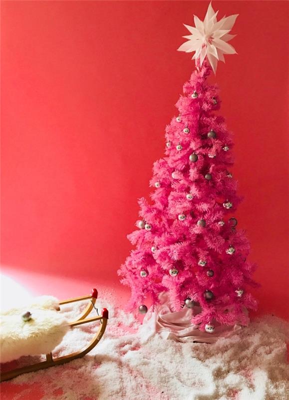 Kalėdų eglutės dekoravimo idėja mažos mergaitės kambariui su dirbtine eglute su rožinėmis šakomis ir rožinio aukso ornamentais