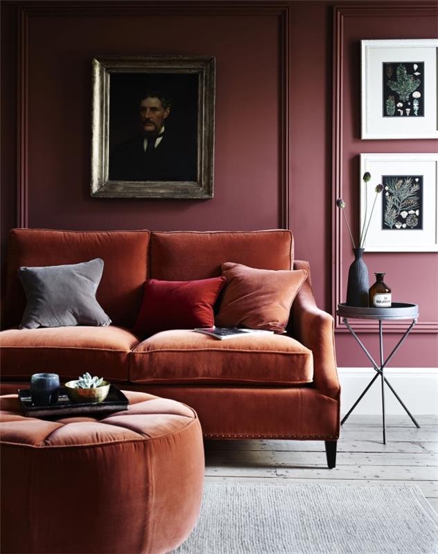 retro şık stil unsurları ile modern oturma odası dekor fikri, kumaş mobilyalı koyu kırmızı duvarlı oda tasarımı