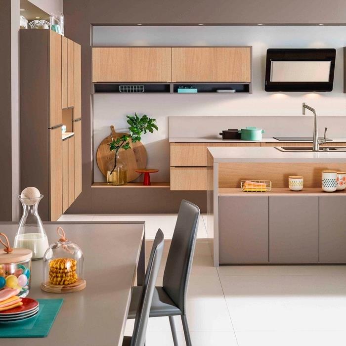 shramba za kuhinjo iz svetlega lesa in taupe, model notranje opreme kuhinje z belimi keramičnimi tlemi in stenami iz taupe