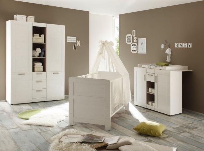pastel mavi ve gri renkli ahşap zemine sahip taupe duvarlar ve beyaz ahşap mobilyalar ile iki tonlu iç tasarım