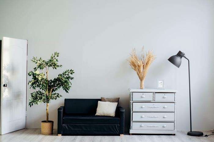 trendy duvar boyası koyu mobilya japon tarzı siyah kanepe mat gri masa lambası eski beyaz dresser pot dokuma baston