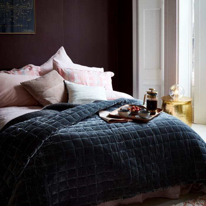 barva stene spalnice, dekor spalnice s steno temno vijolične barve, sodobno trendovsko notranje oblikovanje