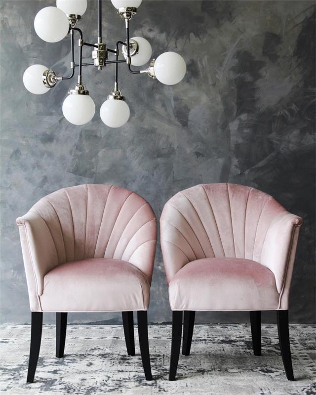 rausvos ir pilkos spalvos miegamojo dekoras su pilkais betono sienų dažais su baltu ir pilku kilimu, pastelinės rožinės spalvos fotelio modelis