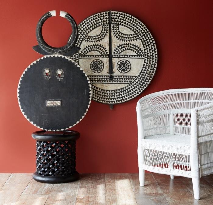 interjero dekoravimo objektai afrikietiško stiliaus, idėja, kaip įrengti kambarį raudonomis sienomis Afrikos elementais