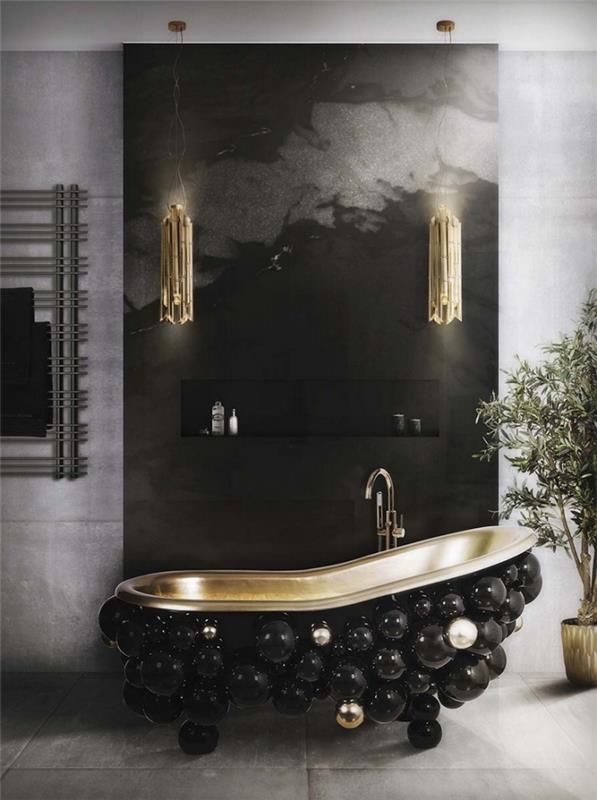 Razkošen in eleganten model kopalnice v temnih barvah s stensko oblogo iz črnega marmorja in bakrenih svetilk