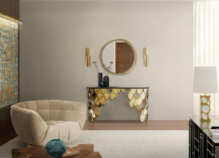 bej kadife mobilyalar ve altın aksanlarla döşenmiş açık gri duvarlara sahip bir oturma odasında çağdaş iç tasarım