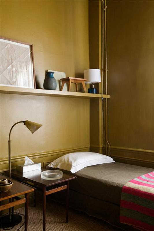 retro tarzı hardal sarısı yatak odası, petrol mavisi dekoratif aksan