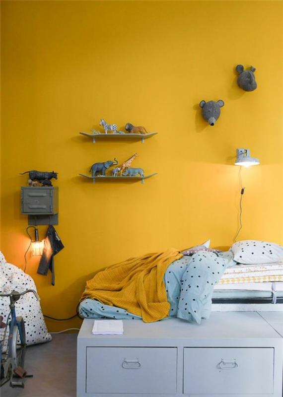 gri tonlarında eski mobilyalarla zenginleştirilmiş sarı hardal rengine boyanmış duvar, eski çocuk odası