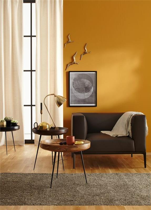 bir oturma odasının klasik zarafetini ısıtmak için sarı aşı boyası vurgulu duvar, koyu sarı boya ile beyaz perdeler arasındaki uyumlu kontrast