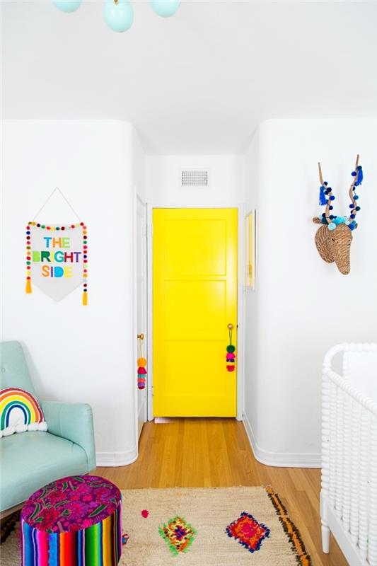 vrata otroške spalnice, pobarvana v neonsko rumeno barvo, ki se ujema s pisano boemsko elegantno dekoracijo