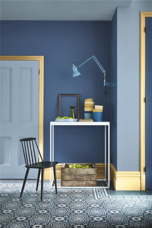 dekoracija hodnika v odtenkih modre vinilne talne imitacije cementnih ploščic, zlate rumene barve na okvirju in podstavkih