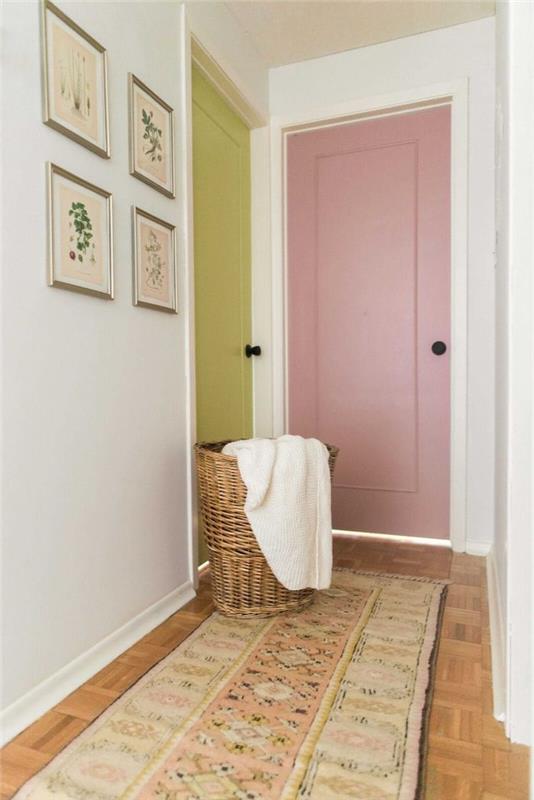 pastel pembe ve yeşil renkte bir koridorda iki kapı boyama iç kapı yerde dokuma bir başlık