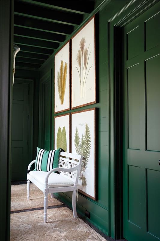 barva hodnika globoko borova zelena, osvetljena z belimi popi v uokvirjenih plakatih