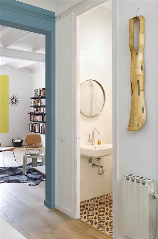 hodnik, ki pritegne pozornost z majhnimi barvnimi dotiki na okvirju vrat in v drugih dnevnih sobah