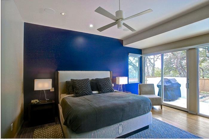 mėlynas ir baltas miegamasis, pilka ir balta lova, mėlynas kilimas, didelis įlankos langas, nudažykite miegamąjį dviem spalvomis
