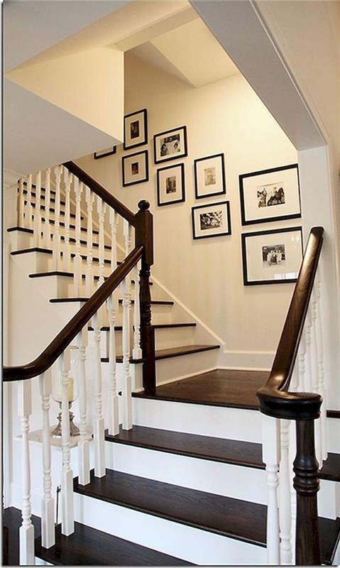 slika za lesene stopniščne stopnice v belih črnih okvirjih za fotografije lesena ograja in bela