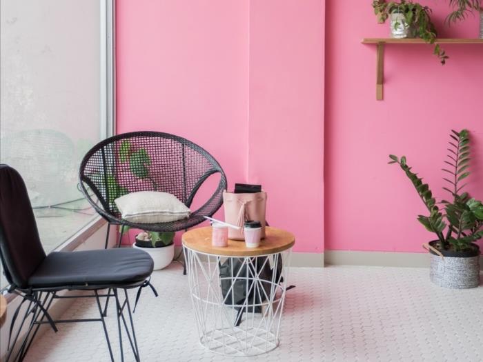 modern bir oturma odası için renk trendi 2020, açık renkli ahşap mobilyalar ve karartılmış metal ile pembe oda dekorasyonu