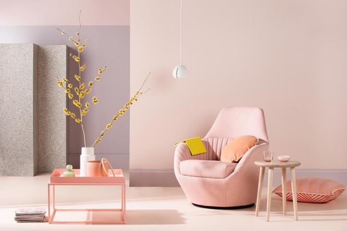 Bir oturma odası için 2020 renk trendi, kadife mobilyalarla döşenmiş pastel pembe duvarlara sahip modern oda tasarımı