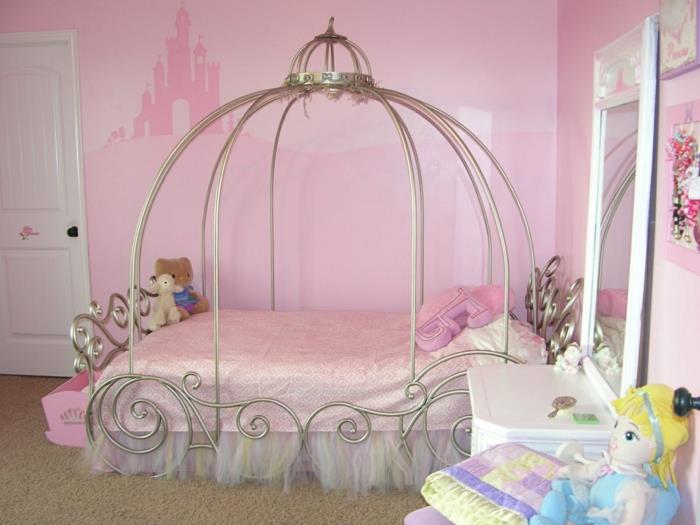 kako okrasiti svojo spalnico v stilu pravljice, Pepelka in njen voz, rožnate stene z risanim gradom, bela omara z velikim pravokotnim ogledalom, punčka iz blaga, ljubke živali
