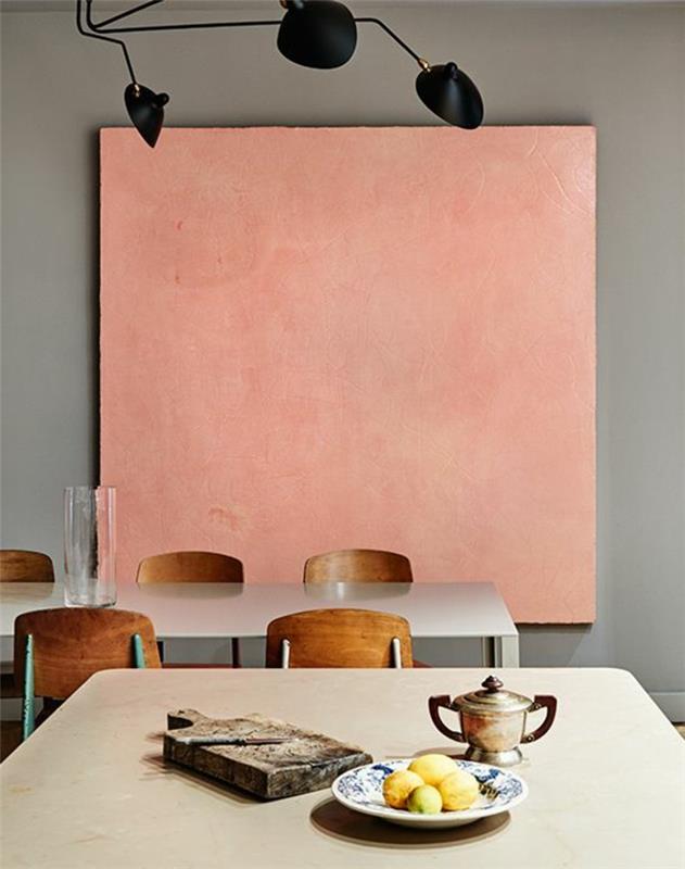 losos roza okrasna slika, črna svetilka, leseni stoli, dolga bela miza