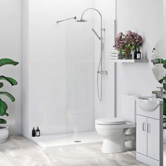 balto vonios kambario pavyzdys su baltais vonios baldais ir vonios augalais
