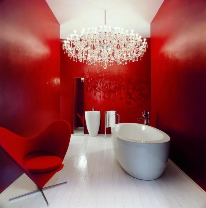 vonios kambarys-dažai-raudonas-įspūdingas efektas-raudona-sofa-vonia-iki-stovi-balta-pjedestalo kriauklė