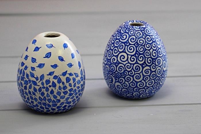 majhne bele vaze iz keramičnih brstov, okrašene z modrimi vzorci v porcelanski barvi