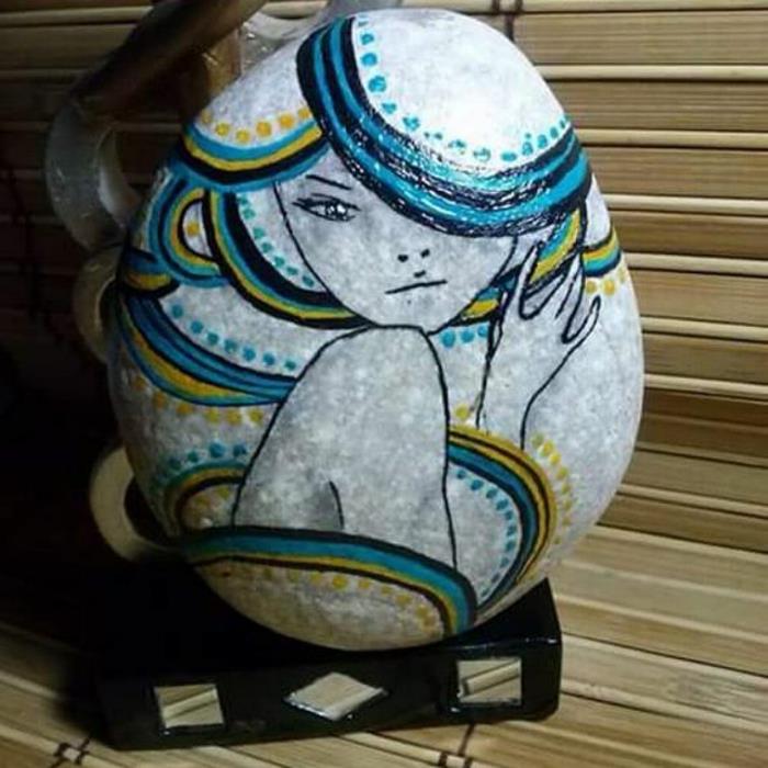 tapyba akmenukais, graži moteris, nupiešta ant akmenuko