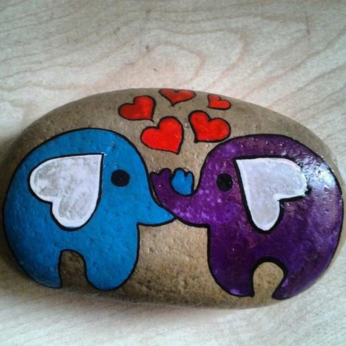 tapyba akmenukais, įsimylėję drambliai nupiešti ant akmens