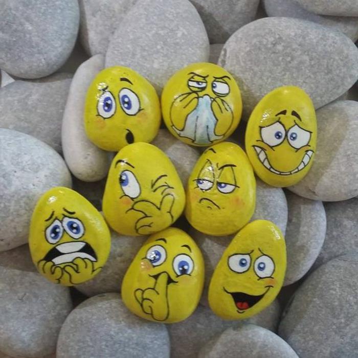 tapyba akmenukais, geltonos šypsenėlės ant upių akmenukų
