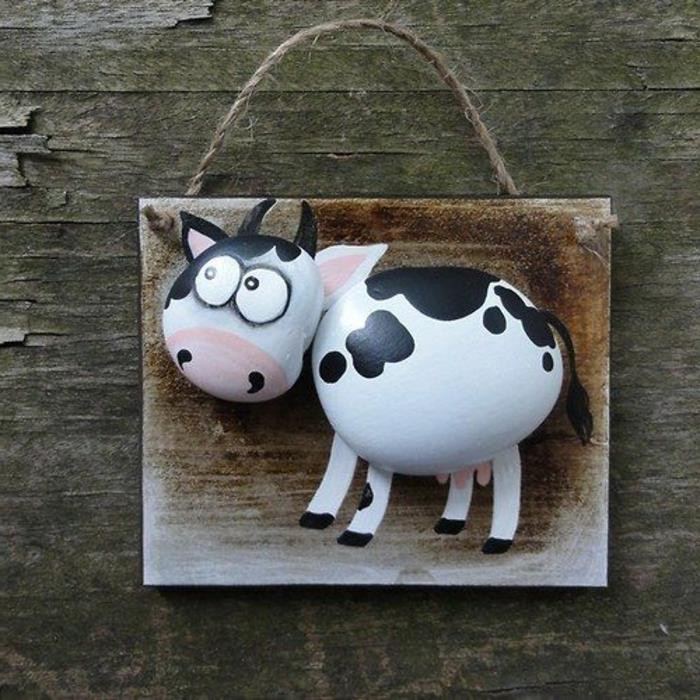tapymas akmenukais, karvė pagaminta iš dviejų akmenukų