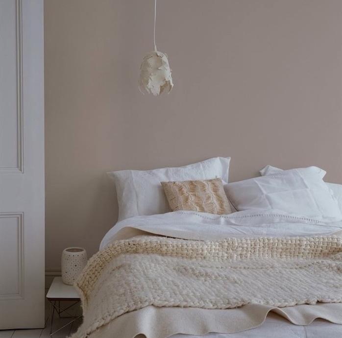 dekor za spalnico v barvi taupe, belo in bež posteljnina, originalna bela viseča luč