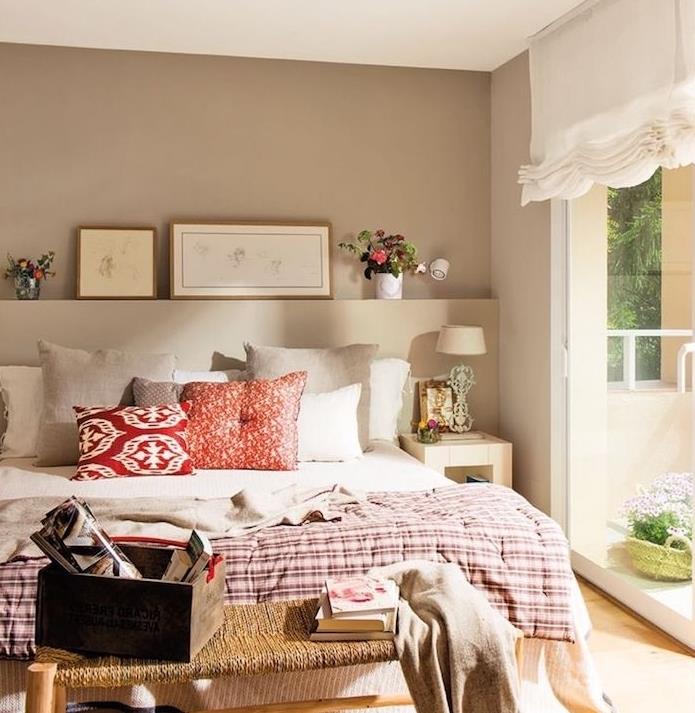 spalnica z barvo vrvice, bela, siva, rdeča posteljnina in odeja v beli in bordo barvi, zaključek postelje, cvetlični šopki