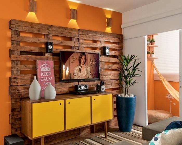 oturma odası duvar dekorasyonu fikri, geri dönüştürülmüş palet dekorasyonu ile beyaz ve turuncu duvarlı oturma odası iç tasarımı