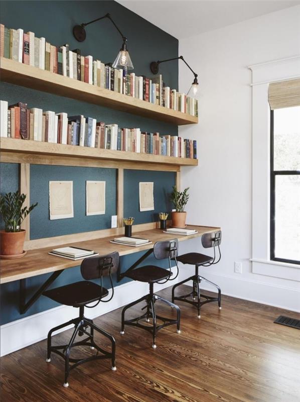 oturma odasında bir ofis nasıl düzenlenir, koyu yeşil duvar ve ahşap mobilyalarla beyaz oda dekorasyon fikri