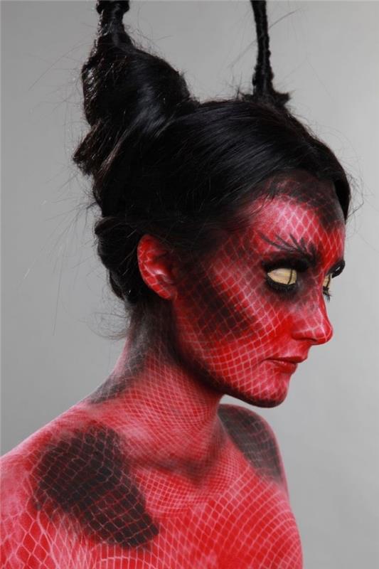 kırmızı allık ve file tayt kullanılarak yapılan orijinal deniz kızı şeytan makyajı, şeytan boynuzu efektli cadılar bayramı saç modeli